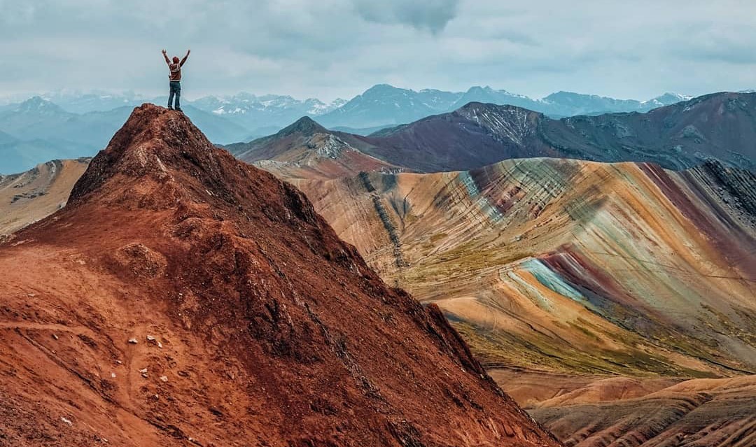 Explora Cordillera Del Arco Iris, un lugar turístico en CHECACUPE, Cusco. Descubre su ubicación, altitud, y las actividades que ofrece.