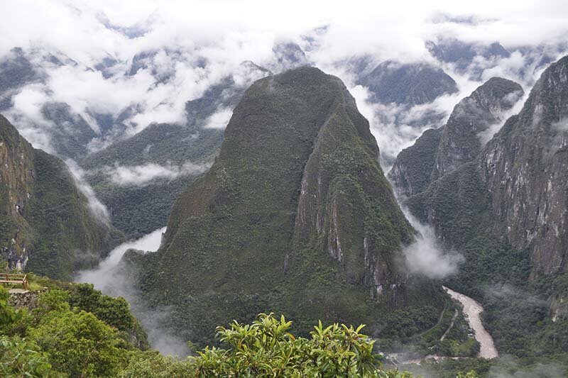 Explora Montaña De Putucusi, un lugar turístico en MACHUPICCHU, Cusco. Descubre su ubicación, altitud, y las actividades que ofrece.