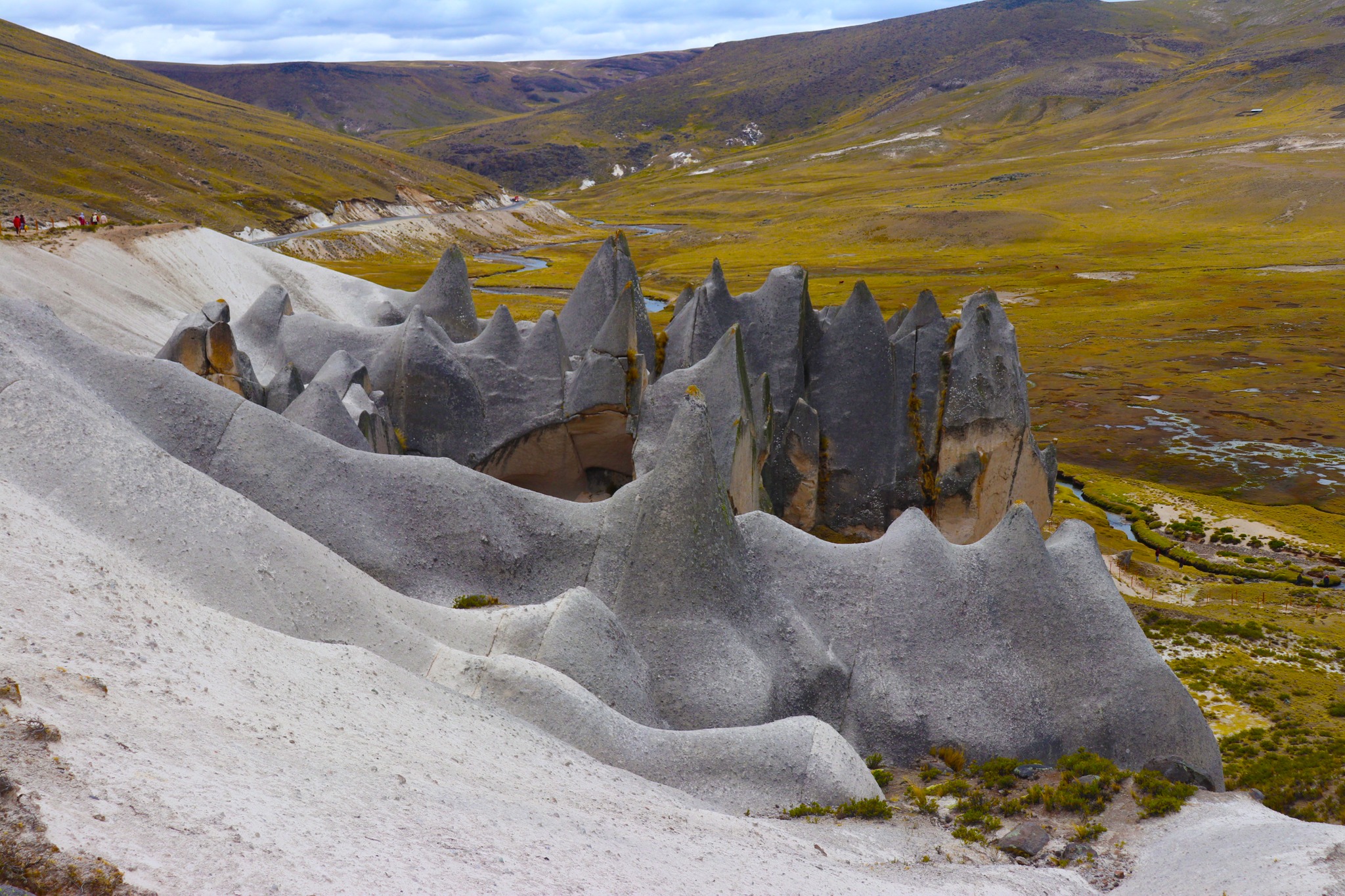 Explora Bosque De Piedras De Pilluni, un lugar turístico en COTARUSE, Apurimac. Descubre su ubicación, altitud, y las actividades que ofrece.