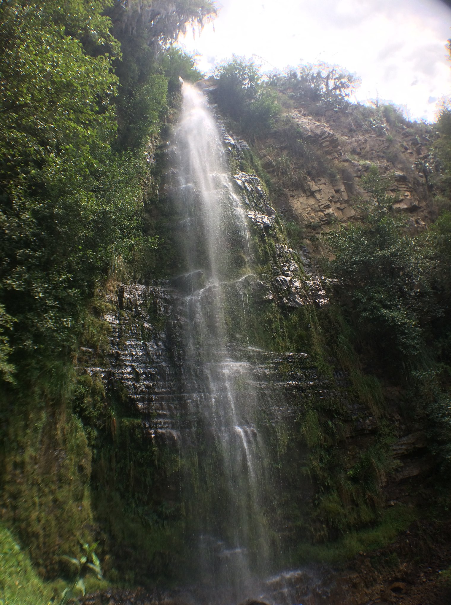 Explora Catarata Arcoíris De Mutca, un lugar turístico en CHALHUANCA, Apurimac. Descubre su ubicación, altitud, y las actividades que ofrece.