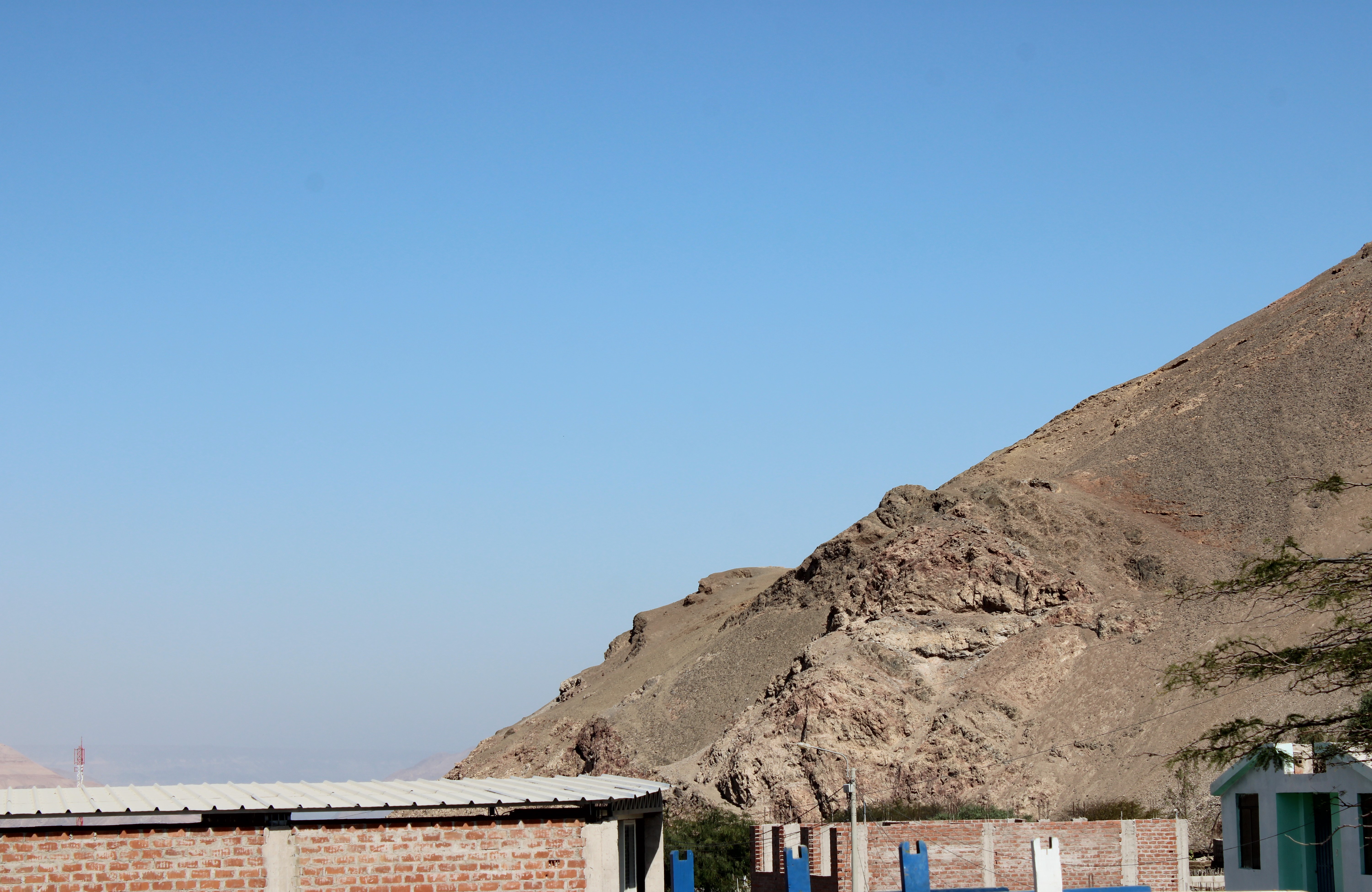 Explora El Rostro De Cristo-Cosos, un lugar turístico en APLAO, Arequipa. Descubre su ubicación, altitud, y las actividades que ofrece.