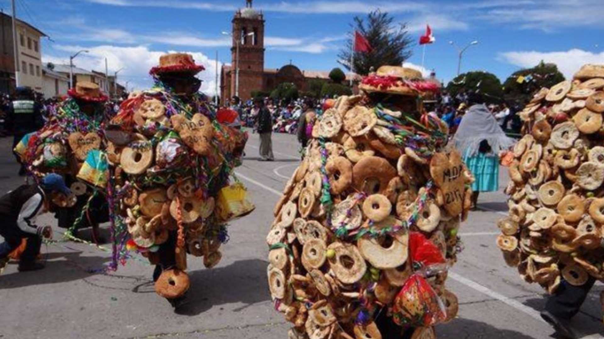 Explora Roscasiri, Fiesta Del Pan, un lugar turístico en POMATA, Puno. Descubre su ubicación, altitud, y las actividades que ofrece.