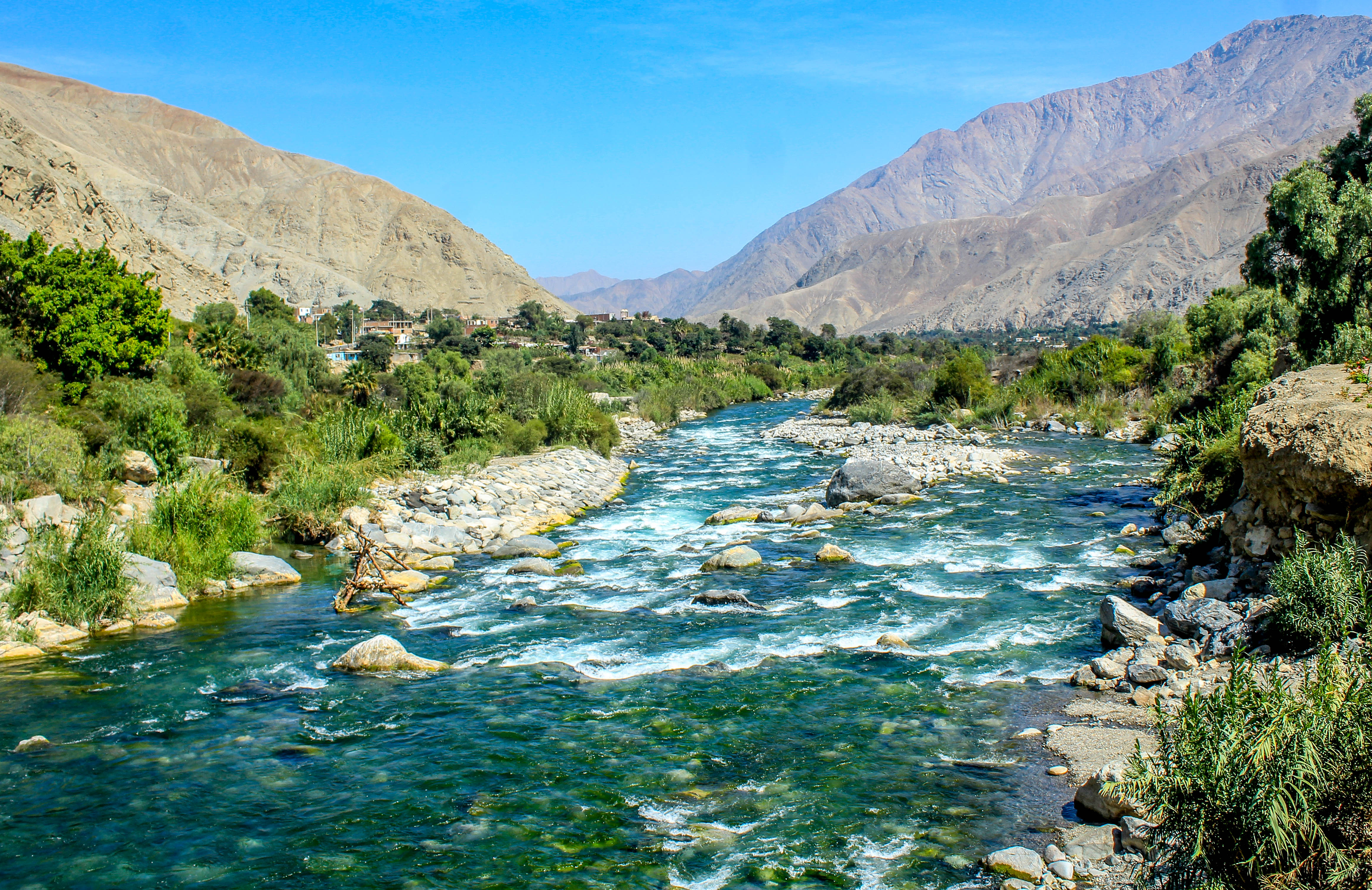 Explora Río Cañete - Sección Catapalla - Socsi, un lugar turístico en LUNAHUANA, Lima. Descubre su ubicación, altitud, y las actividades que ofrece.
