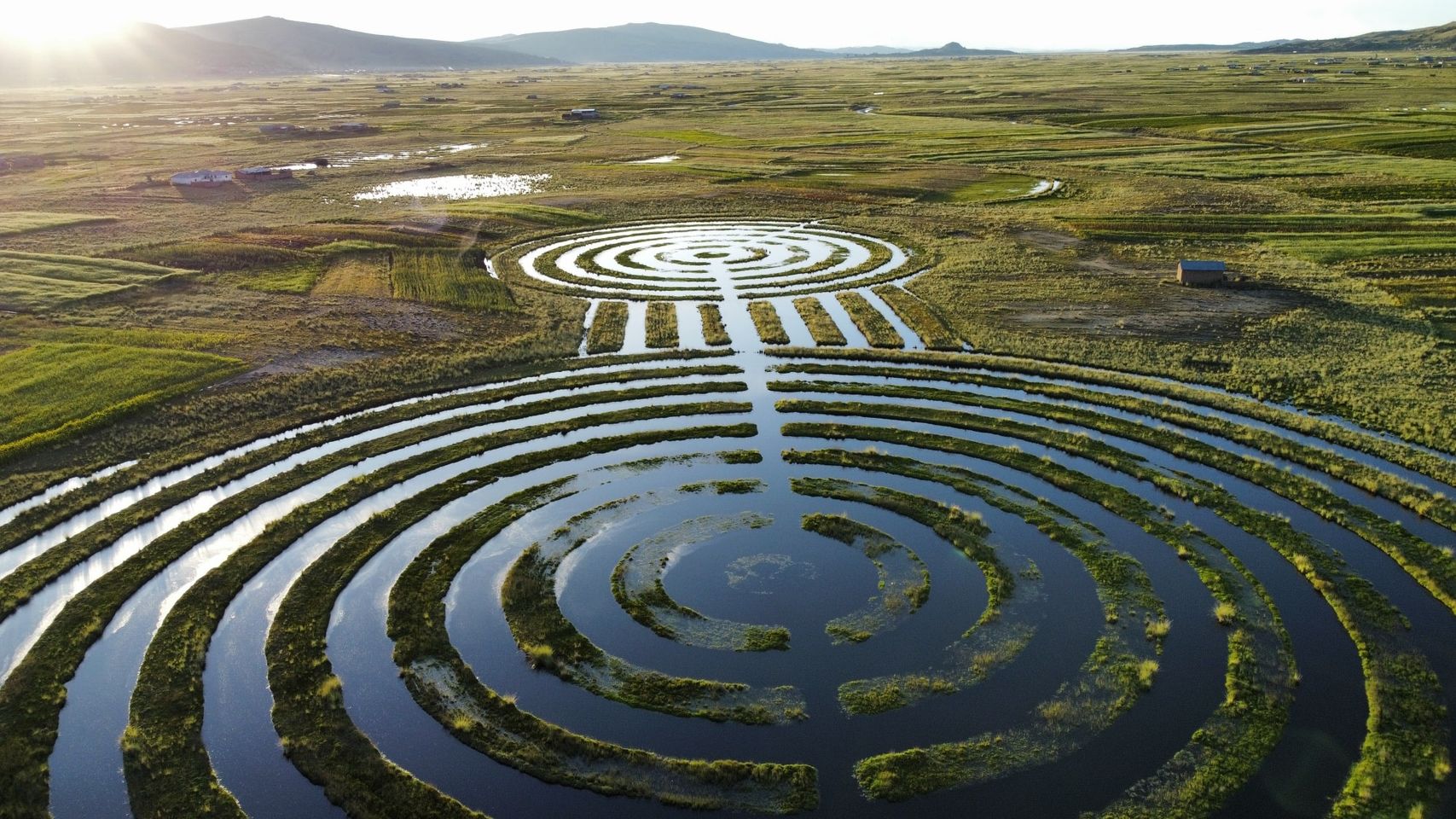 Explora Waru Waru De Caritamaya, un lugar turístico en ACORA, Puno. Descubre su ubicación, altitud, y las actividades que ofrece.