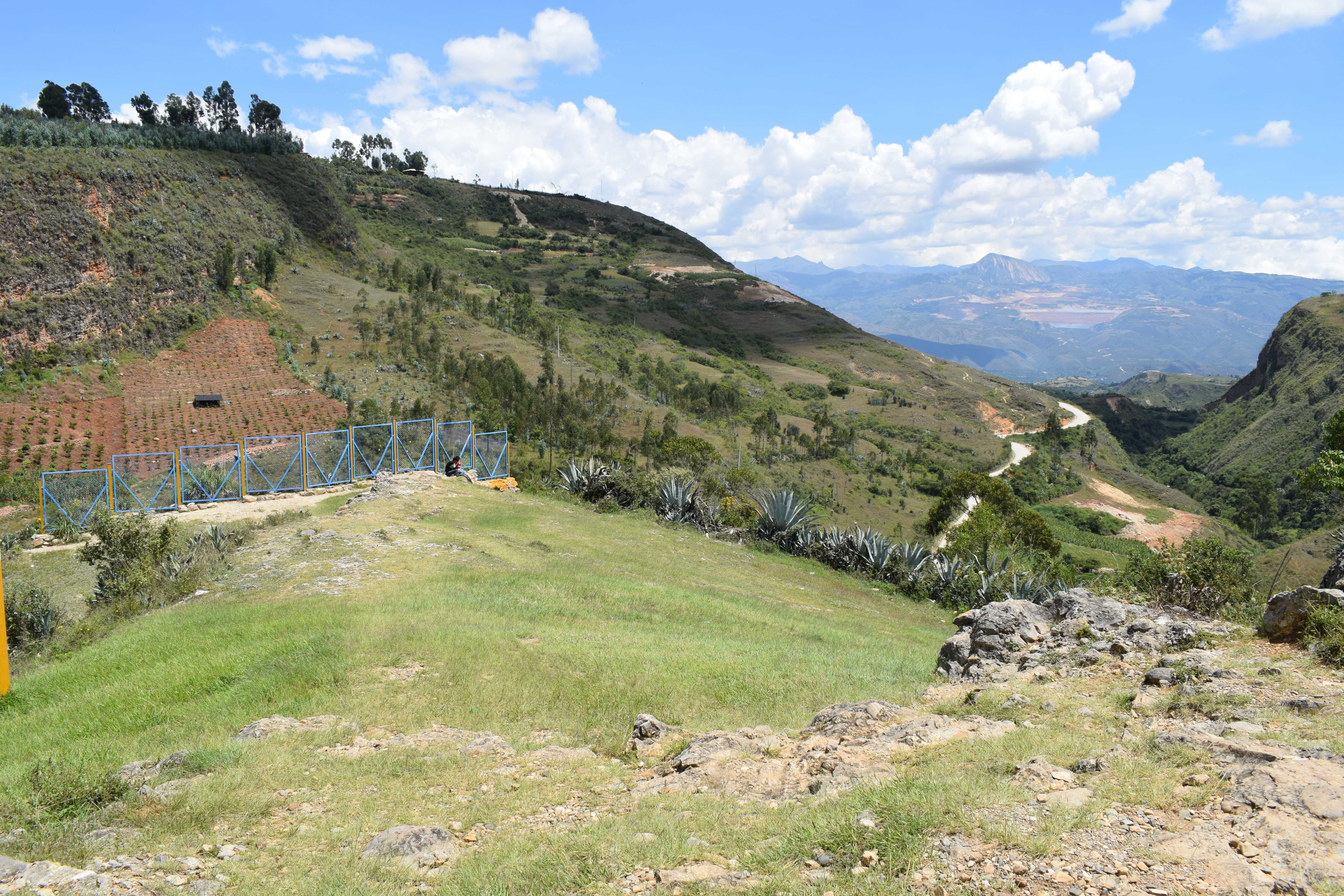 Explora Mirador Peña Del Olvido, un lugar turístico en CAJABAMBA, Cajamarca. Descubre su ubicación, altitud, y las actividades que ofrece.