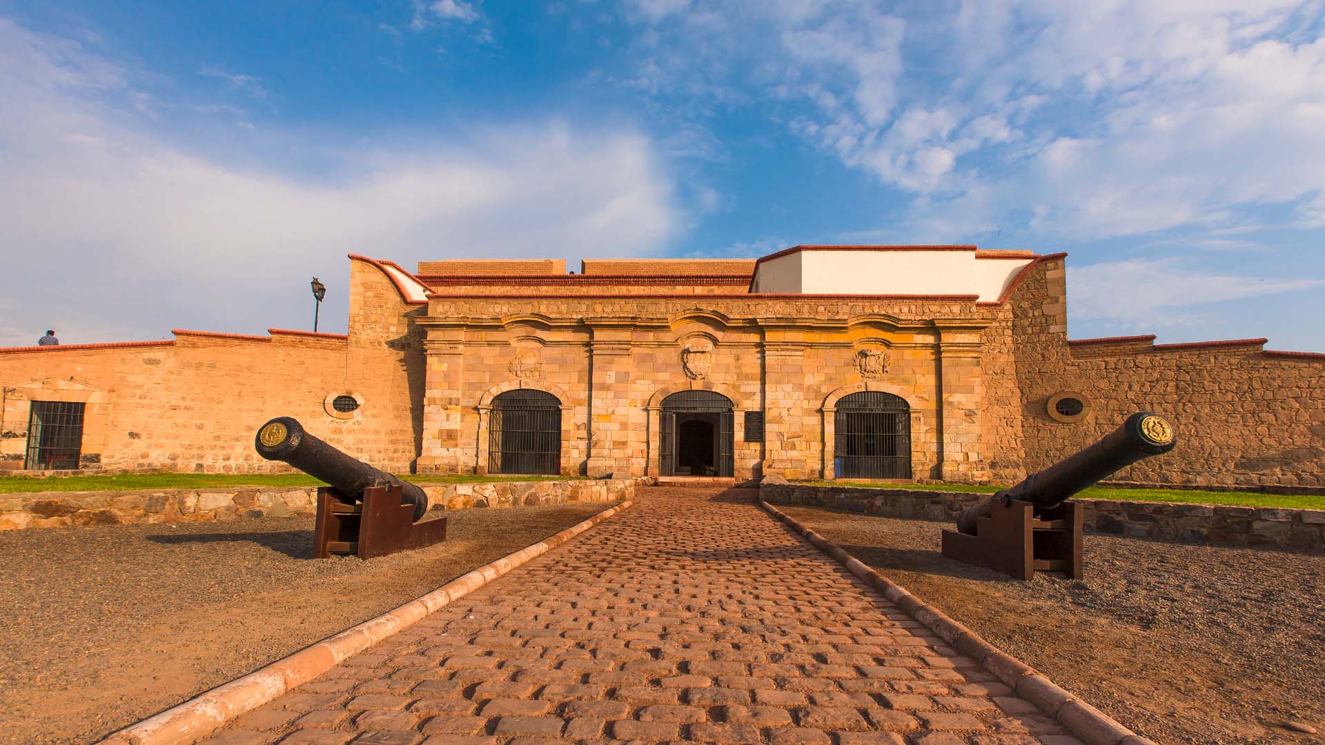 Explora Fortaleza Real Felipe, un lugar turístico en CALLAO, Callao. Descubre su ubicación, altitud, y las actividades que ofrece.