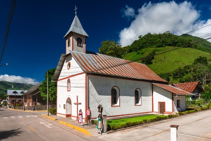 Explora Iglesia San José - Pozuzo, un lugar turístico en POZUZO, Pasco. Descubre su ubicación, altitud, y las actividades que ofrece.