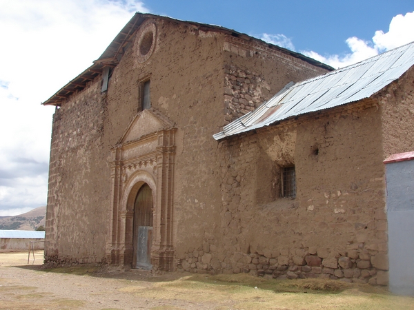 Explora Templo De San Pedro, En Acora, un lugar turístico en ACORA, Puno. Descubre su ubicación, altitud, y las actividades que ofrece.