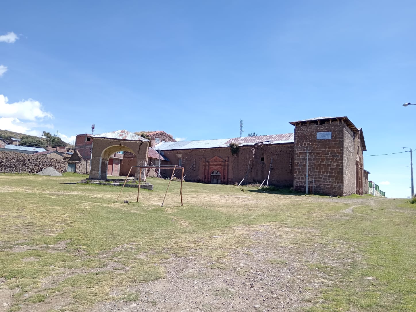 Explora Templo De San Pedro, En Acora, un lugar turístico en ACORA, Puno. Descubre su ubicación, altitud, y las actividades que ofrece.