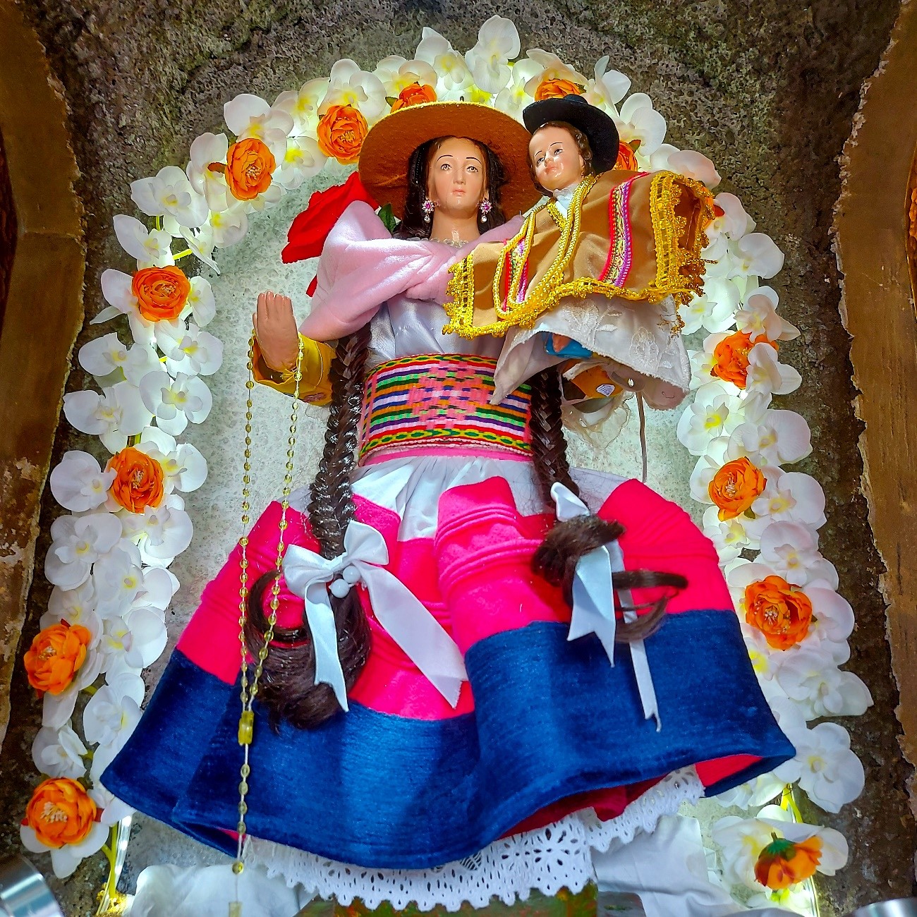 Explora Capilla De La Virgen De Cocharcas De Sapallanga, un lugar turístico en SAPALLANGA, Junín. Descubre su ubicación, altitud, y las actividades que ofrece.