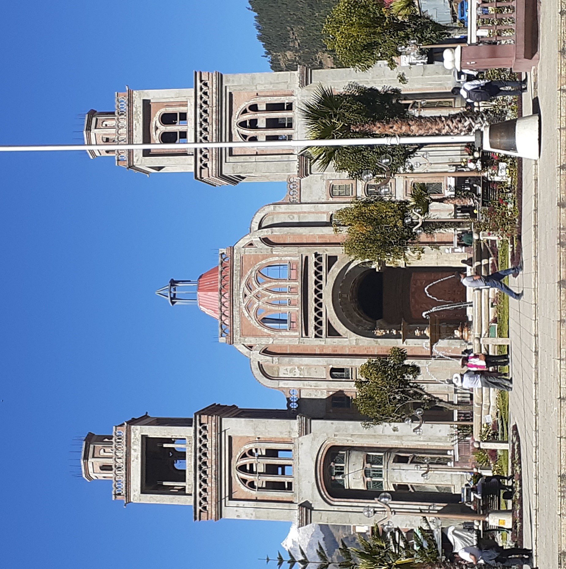 Explora Catedral De Huaraz, un lugar turístico en HUARAZ, Ancash. Descubre su ubicación, altitud, y las actividades que ofrece.